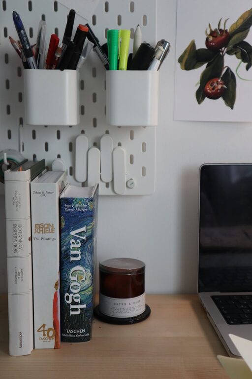 Consejos prácticos para organizar tu espacio de trabajo en casa y aumentar la productividad